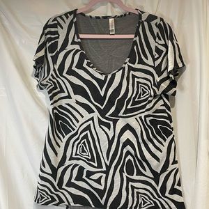 LuLaRoe black and white shirt